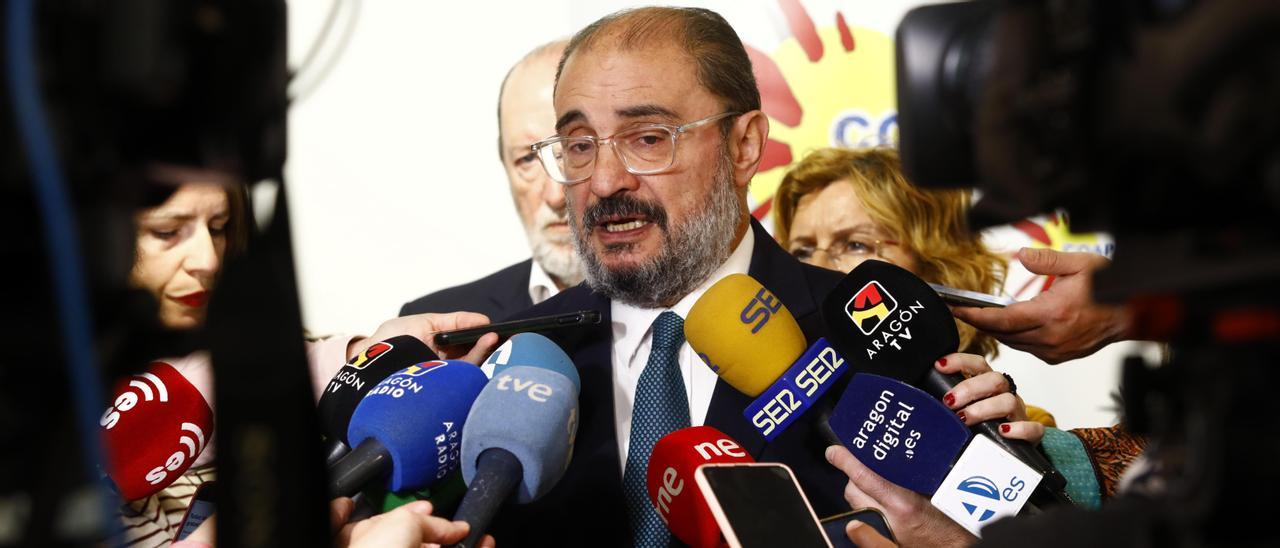 El presidente de Aragón, Javier Lambán, atiende a los medios de comunicación.