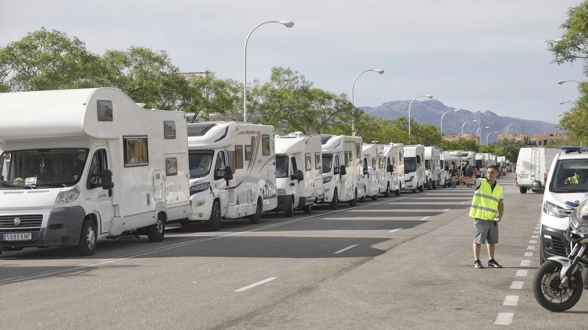 Unos 300 caravanistas toman las calles de Palma