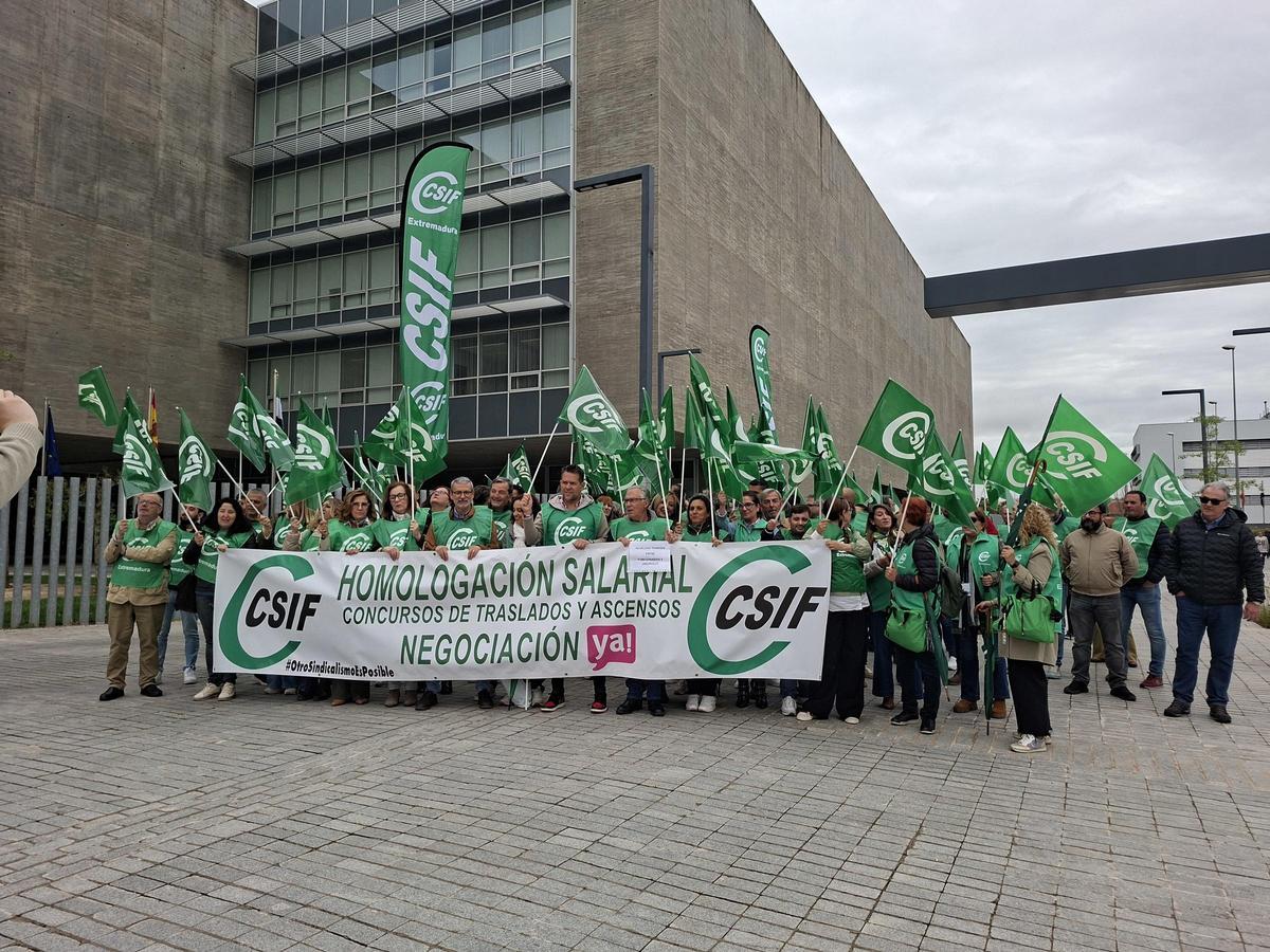 Protesta de CSIF esta mañana en Mérida.