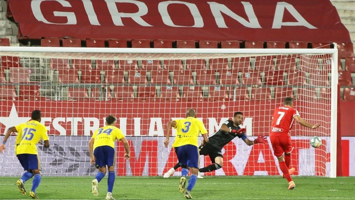 Stuani marca de penalti el segundo gol al Cádiz.