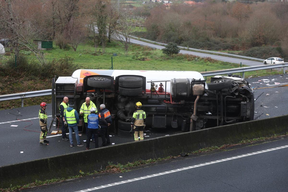 Un accidente entre un camión de mercancías peligrosas y un turismo deja dos heridos y dificulta la circulación en la AP-9