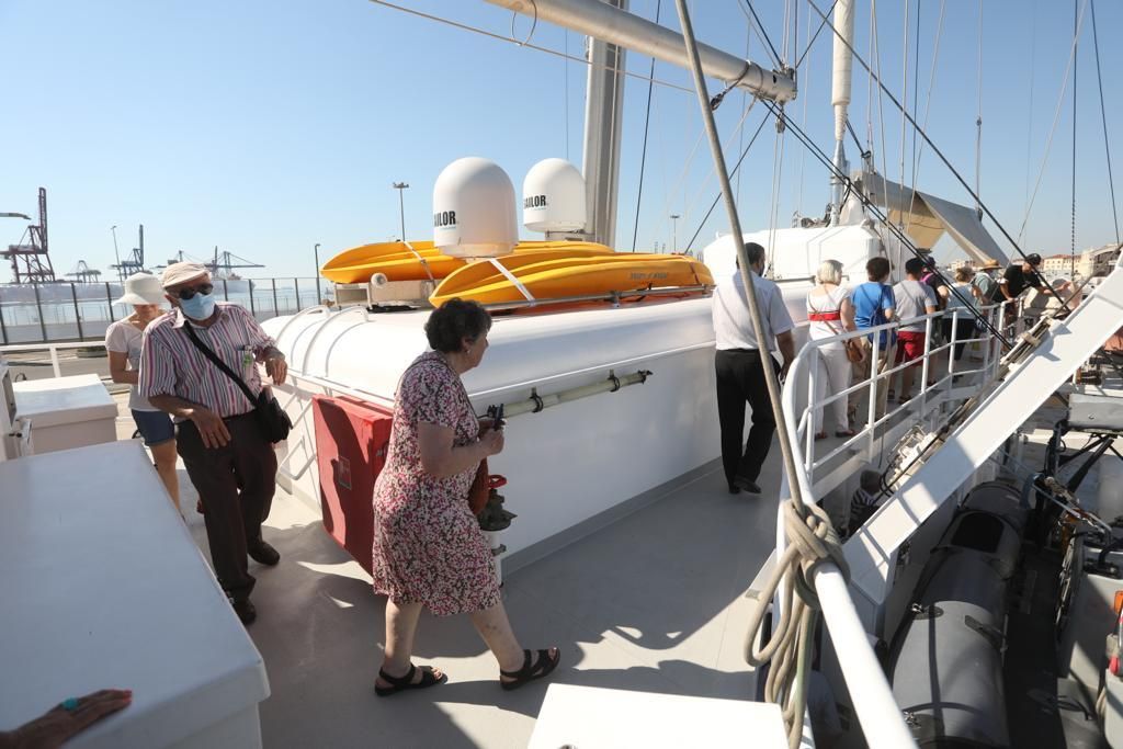 El Rainbow Warrior, buque de Greenpeace, abre sus puertas en València