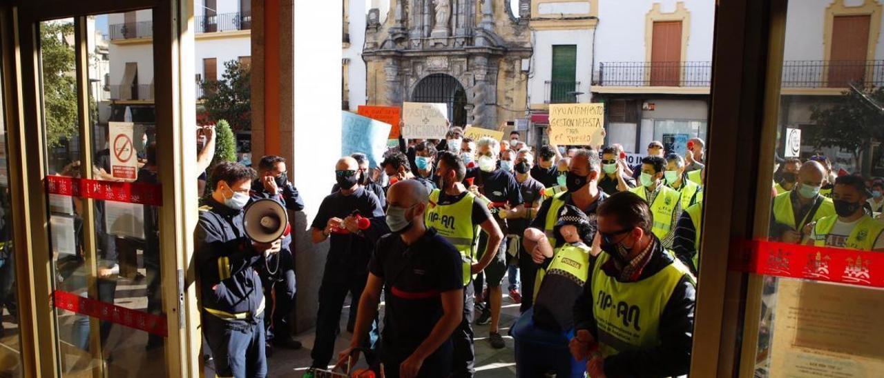Policía Local y Bomberos, en una imagen de archivo de una de sus protestas en el pleno de Córdoba.