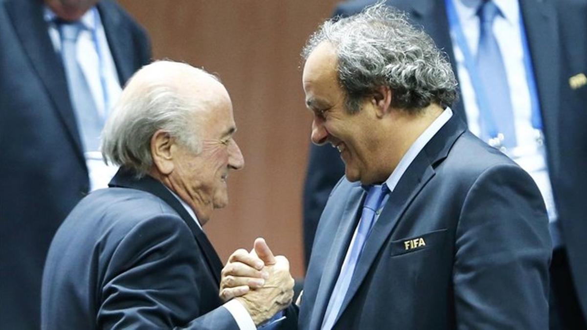 Platini felicita a Blatter tras su reelección el pasado mes de mayo.