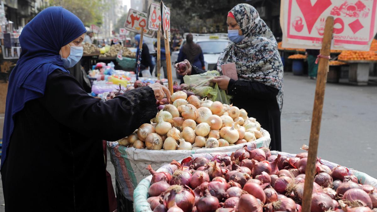 Dos mujeres compran en un mercado callejero de El Cairo.