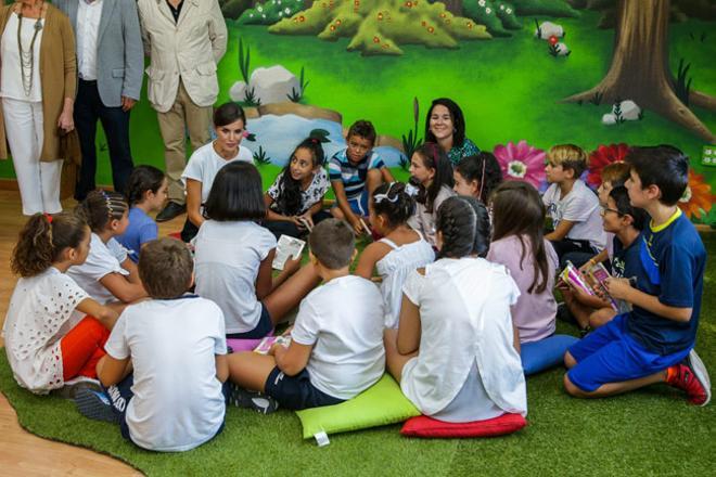 Letizia Ortiz se sienta en el suelo como el resto de alumnos en el CEIP Batalla de Pavía