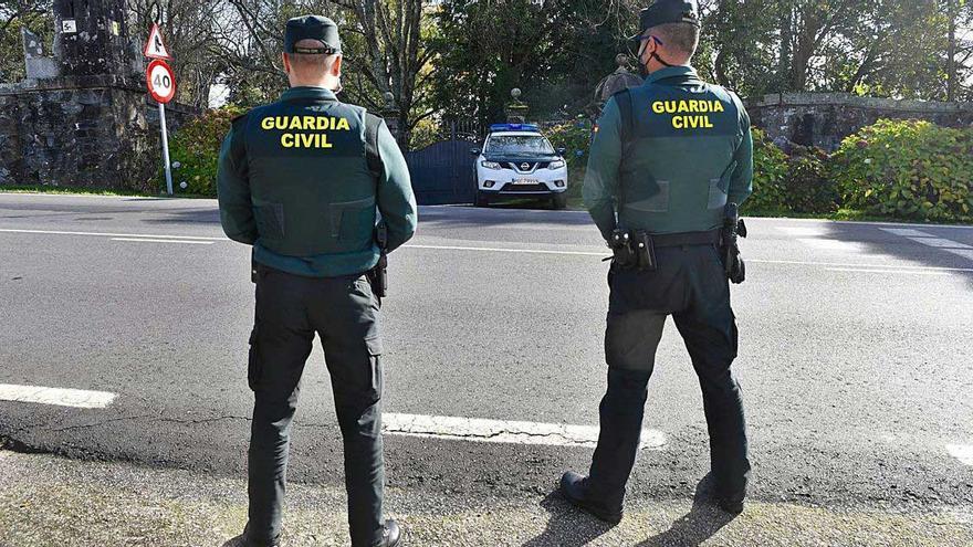 Guardias civiles, el pasado noviembre, a las puertas del pazo de Meirás.