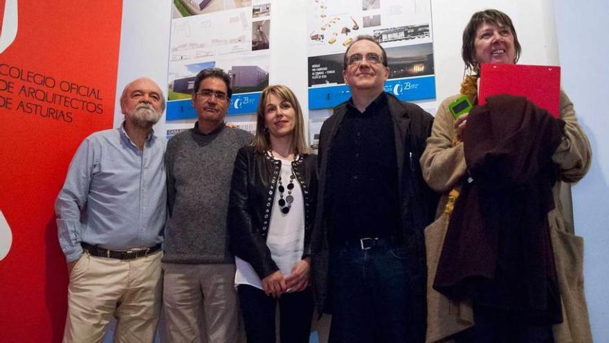 Desde la izquierda, Víctor García Oviedo, Manuel Maurín, Natalia Tielve, Javier Fernández y Gema Adán, ayer, en la sede del Colegio de Arquitectos de Asturias.