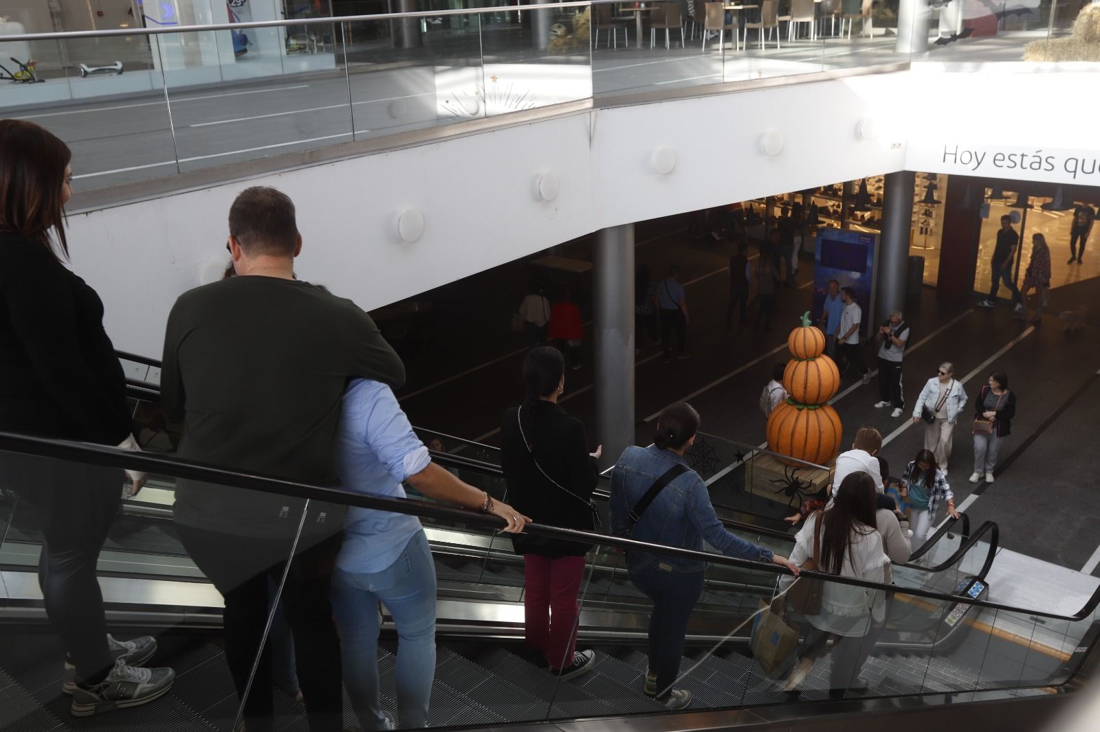 Mucha gente pero pocas bolsas en los comercios en una nueva apertura en festivo