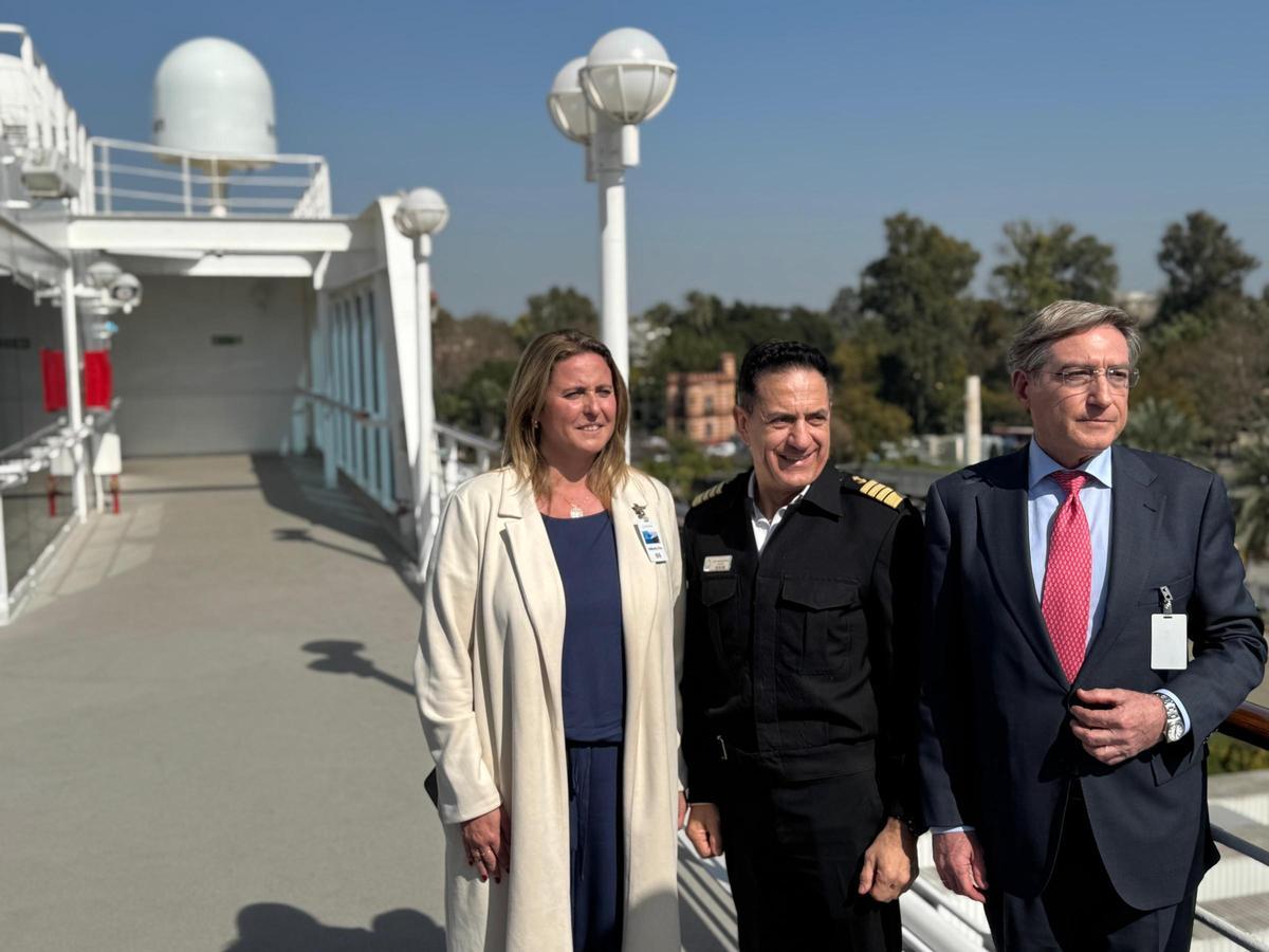 La delegada de Turismo del Ayuntamiento de Sevilla, junto al capitán del Azamara Journey y el presidente del Puerto de Sevilla