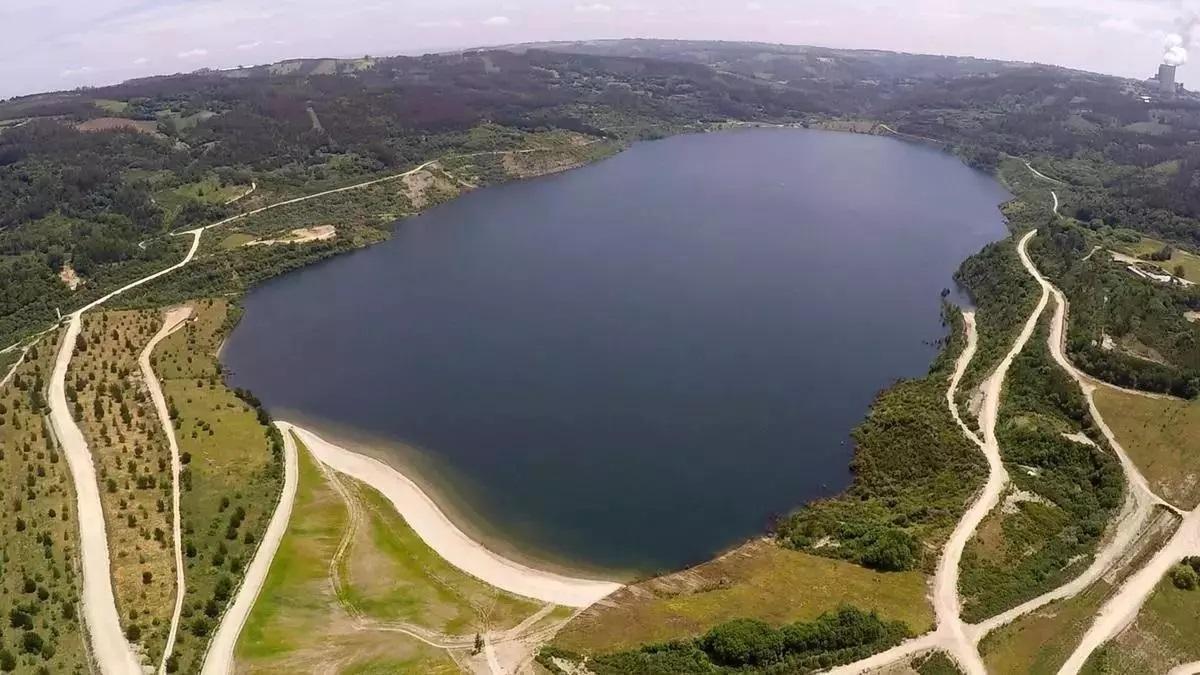Vista general del lago de As Encrobas, en Cerceda.