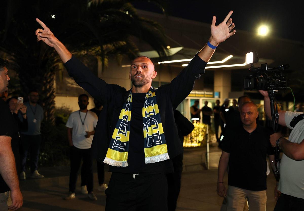 Muriqi, recibido en Estambul por cientos de aficionados del Fenerbahçe