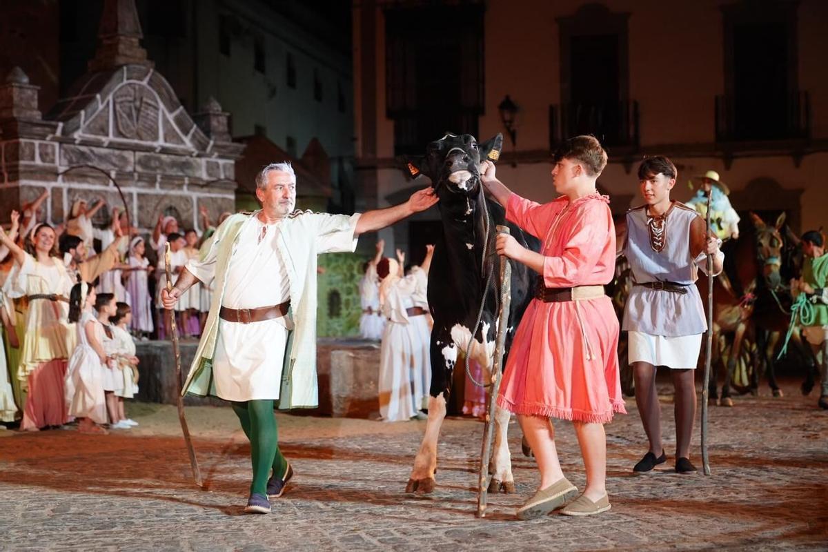 Hinojosa convierte la plaza de la Catedral en un gran escenario con 'La vaquera de la Finojosa' Hinojosa convierte la plaza de la Catedral en un gran escenario con 'La vaquera de la Finojosa'