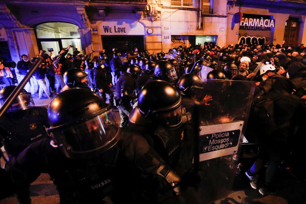 Disturbios y saqueos en las protestas por Pablo Hasél en Barcelona.