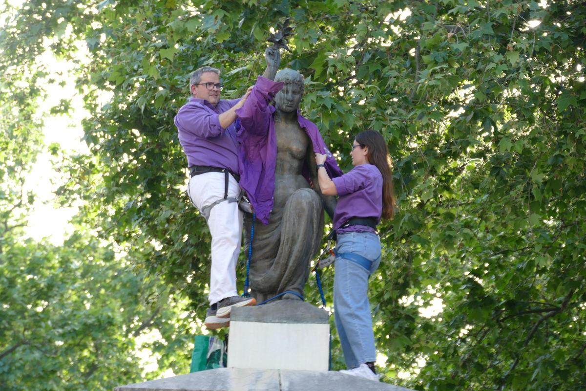 EN IMATGES | La Colla Castellera de Figueres vesteix la Monturiola de la Rambla