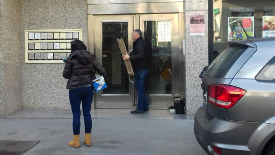 Agents de la Guàrdia Civil a les portes de l&#039;edifici de Berga on hi ha les oficines de Pasquina