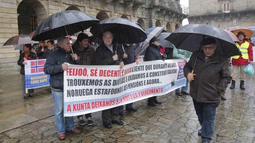 Manifestantes de Long Hope, ayer, en Santiago.