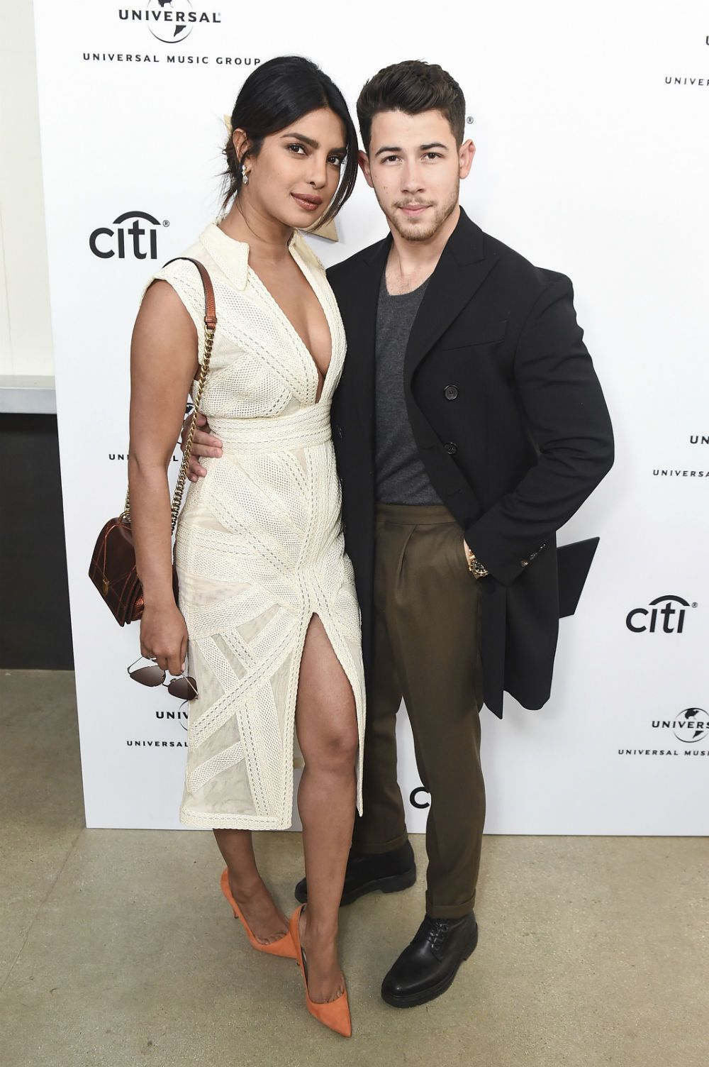Priyanka Chopra y Nick Jonas en una de las fiestas pre Grammy