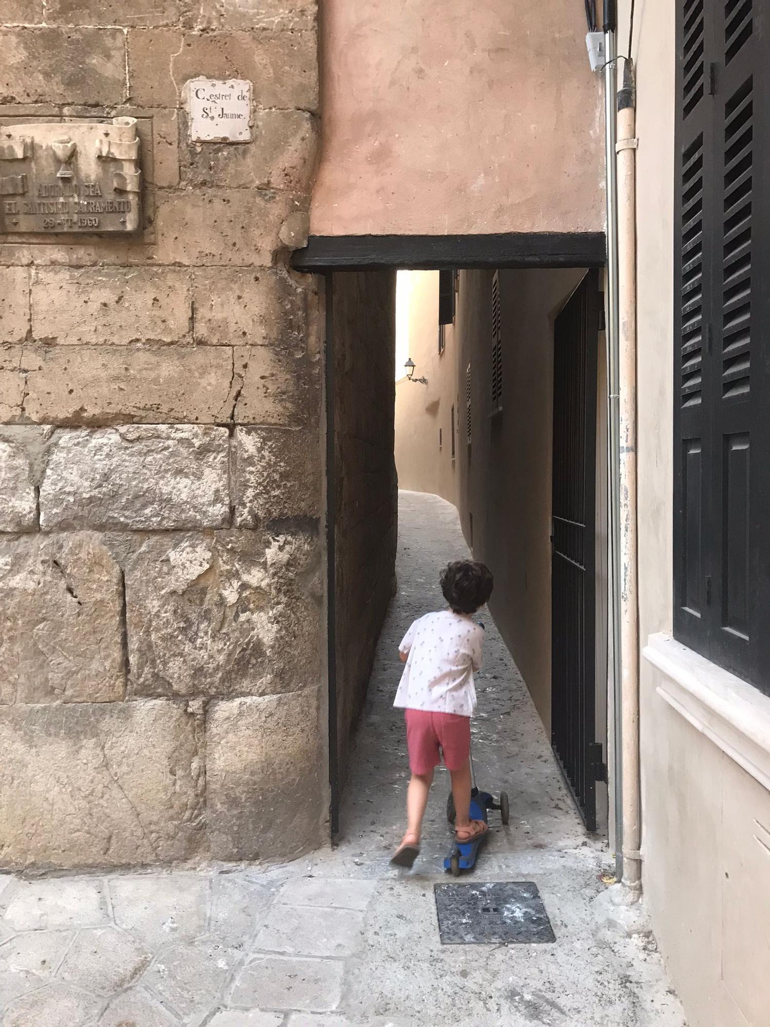 Entrada al callejón desde Sant Jaume.