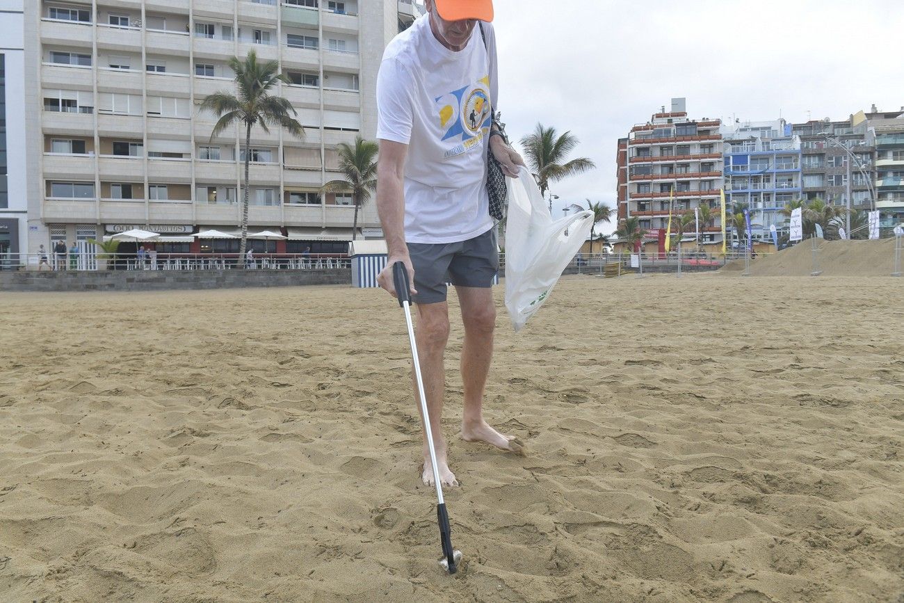 Tres voluntarois limpian diariamente la playa de Las Canteras