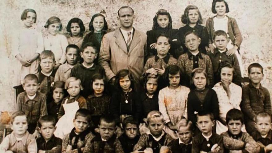 Arriba, foto de grupo de 1945, expuesta en el museo de Ceadea. Abajo, la Casa del Maestro &amp; Museo Antonio Álvarez. | Ch. S.