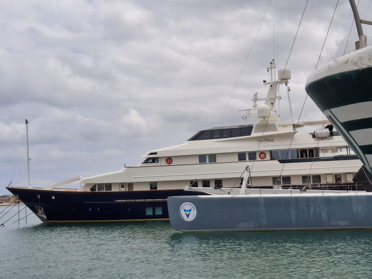 El yate 'Lady Esther' atracado en el puerto de Dénia.