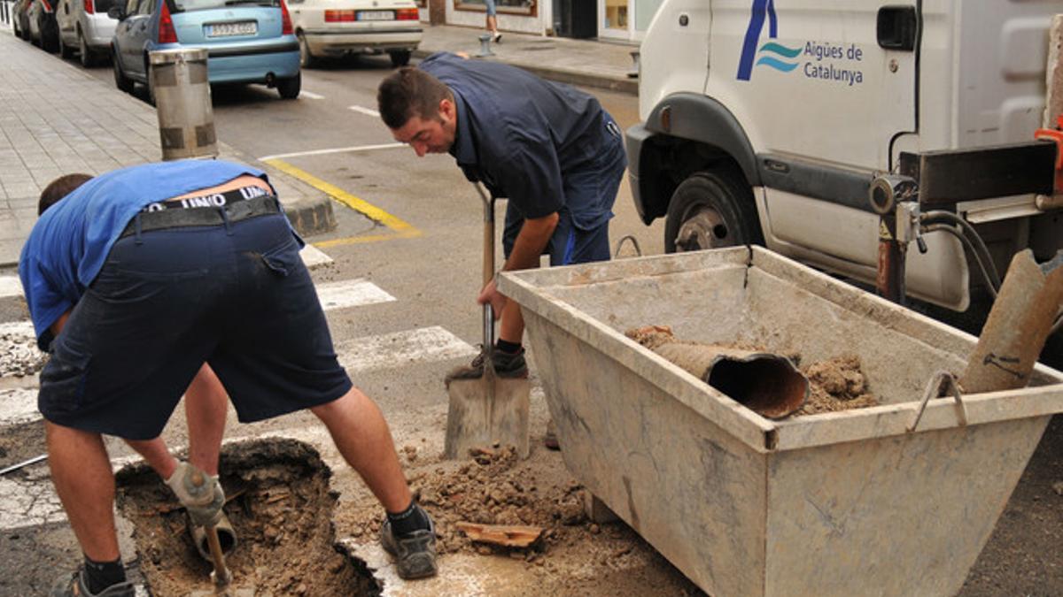 Unos trabajadores arreglan una tubería reventada en Sant Carles de la Rápita por un seísmo provocado por el proyecto Castor.