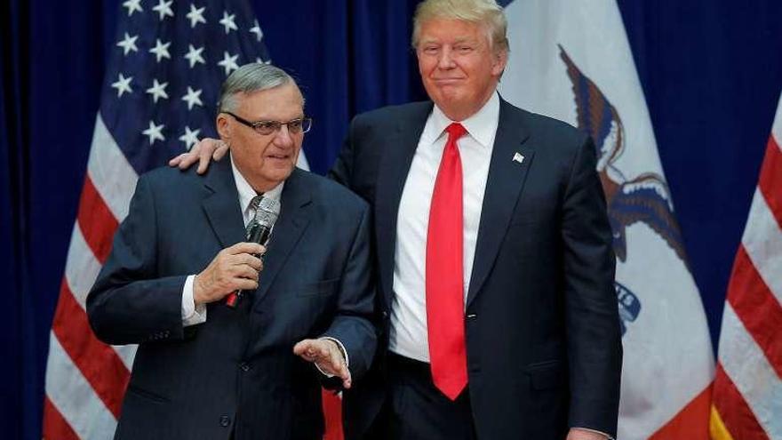 Arpaio y Trump, durante la campaña presidencial en Iowa. // Reuters