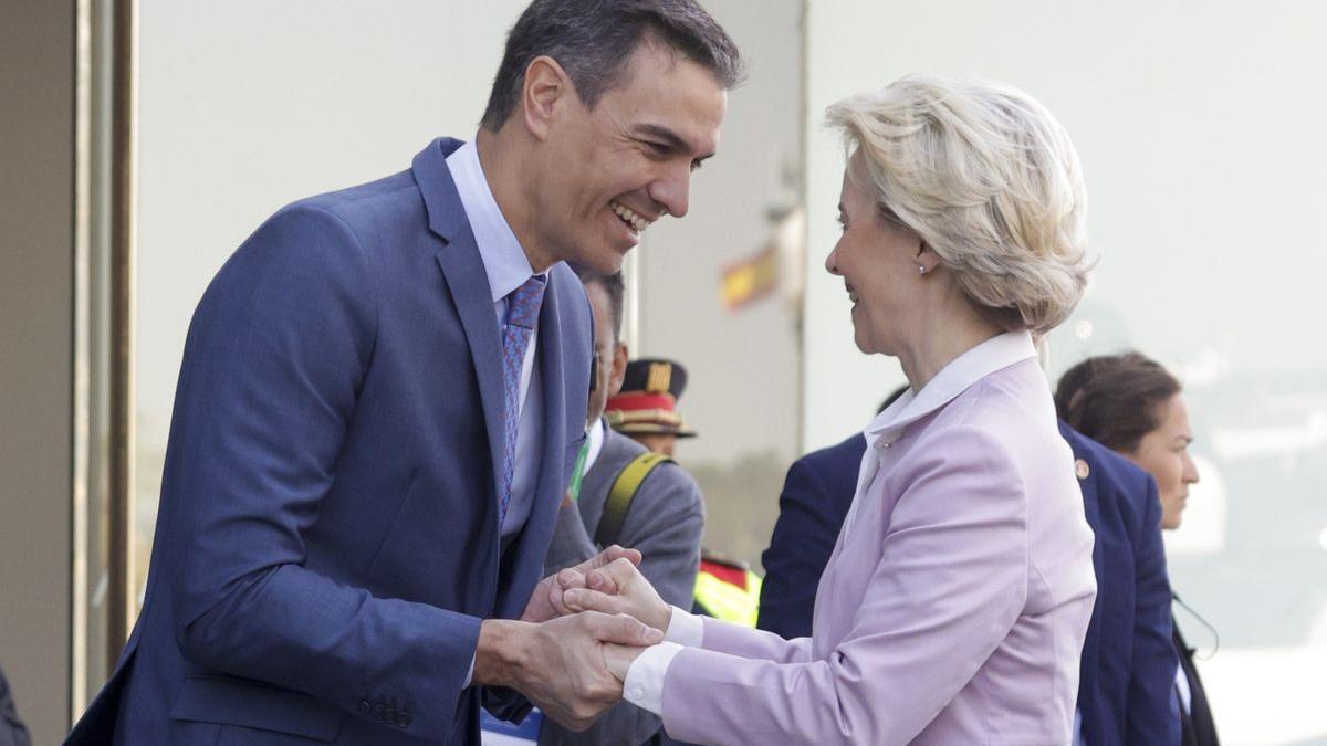 El presidente del Gobierno, Pedro Sánchez, con la presidenta de la Comisión Europea, Ursula von der Leyen, en un acto en Barcelona.