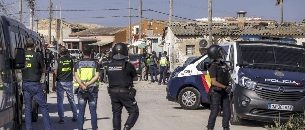 Policías y guardias civiles, durante la redada en Son Banya el pasado 15 de julio.