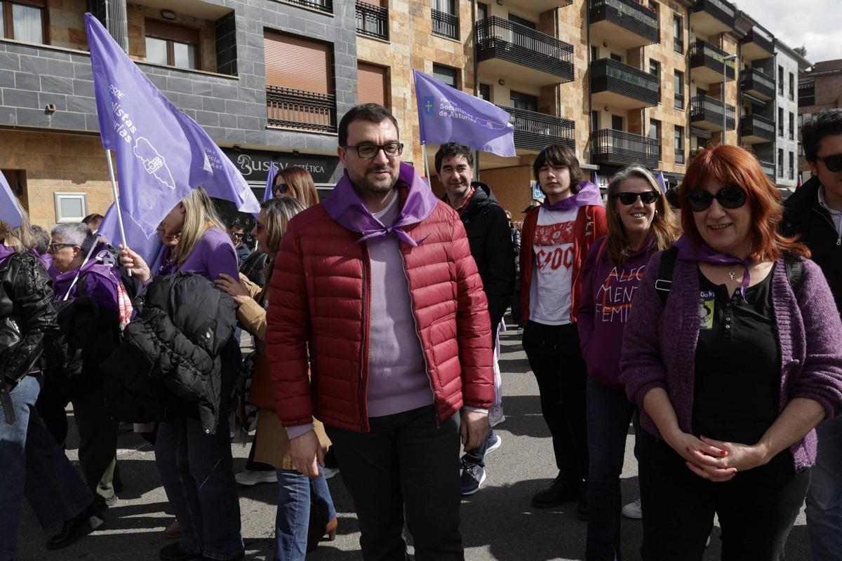 EN IMÁGENES: Un multitudinario y diverso 8M desborda las calles de Villaviciosa y celebra a la mujer rural