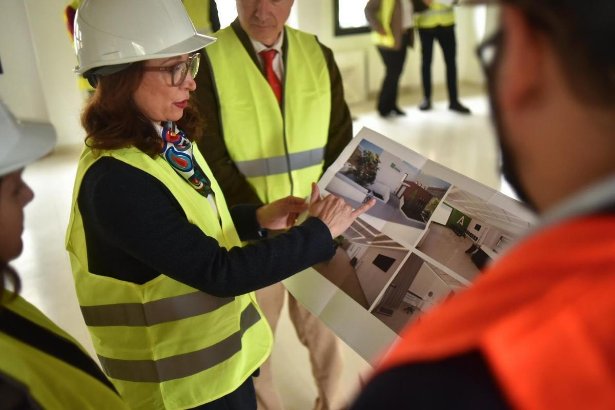 La delegada del Gobierno andaluz en Málaga, Patricia Navarro, visita junto a la alcaldesa, Natacha Rivas, y el delegado territorial de la Consejería de Sanidad, Carlos Bautista, el inicio de las obras del nuevo consultorio en Algarrobo Costa.