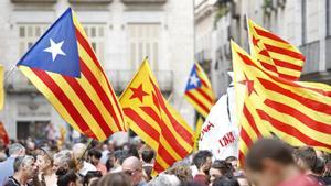 Banderas independentistas en la manifestación de la Diada de 2023 en Girona