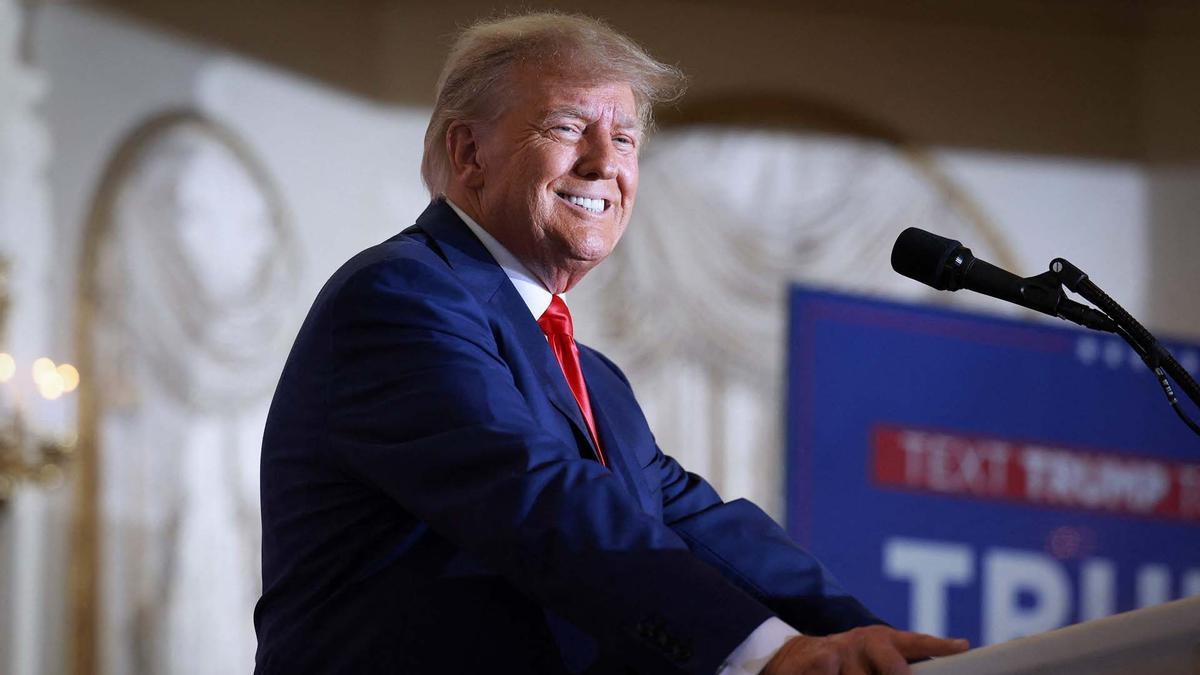 El ex presidente de los Estados Unidos, Donald Trump, habla durante un evento en Mar-a-Lago el 4 de abril de 2023 en West Palm Beach, Florida. 