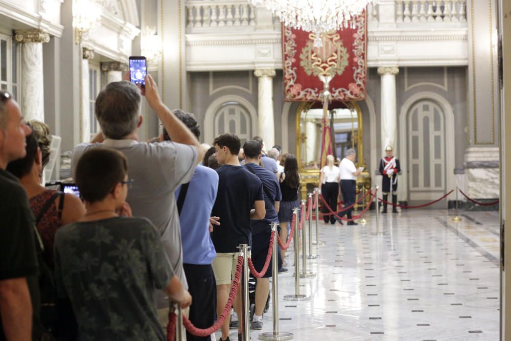 Los valencianos honran la Real Senyera