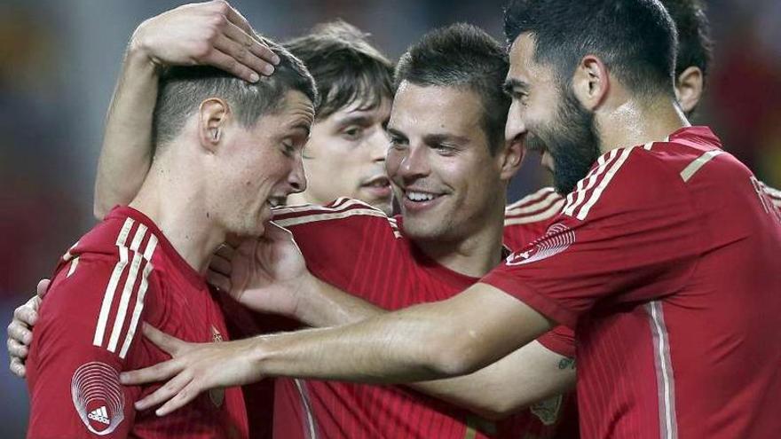 Los jugadores de la selección felicitan a Torres tras su gol ante Bolivia.