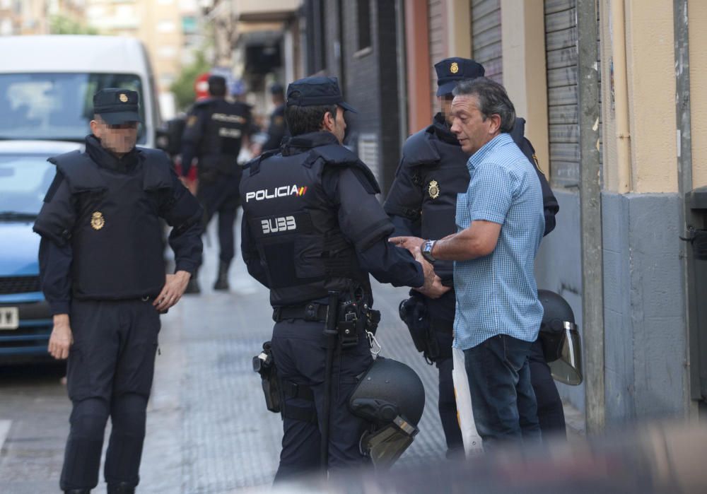 Desalojo de viviendas ocupadas en un edificio de Orriols