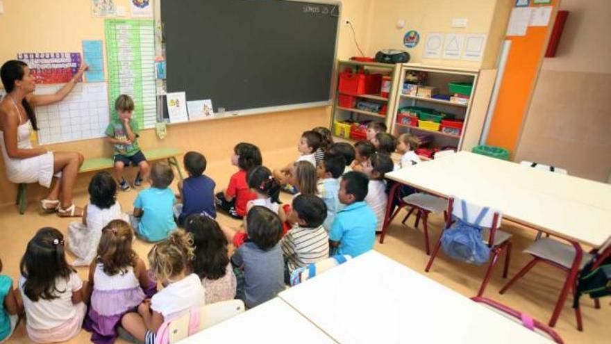 Alumnos atienden la explicación de la profesora, en foto de archivo.