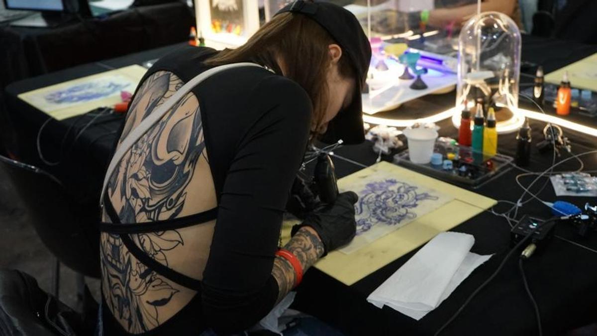 Una tatuadora profesional en la última Barcelona Tattoo Expo