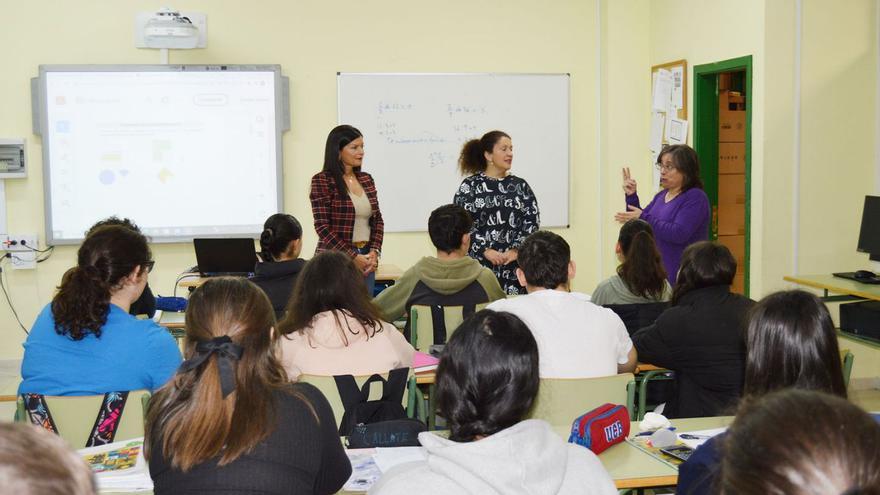 La alcaldesa de Mos, Nidia Arévalo, y la edil de Educación, Julia Loureiro, visitaron a los primeros estudiantes de FP de Mos.   | // D.P.
