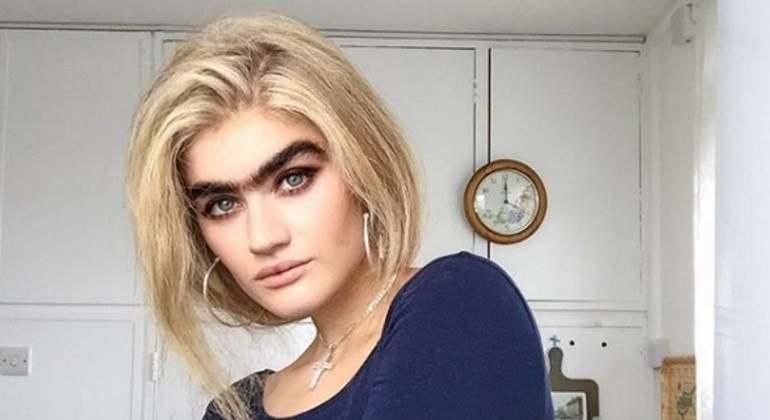 La modelo Sophia Hadjipanteli, impulsora del movimiento #unibrow, quiere cambiar los cánones de la belleza occidental.