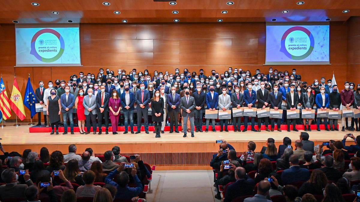 Foto de grupo de los estudiantes reconocidos, el rector y otros representantes de la UPV.