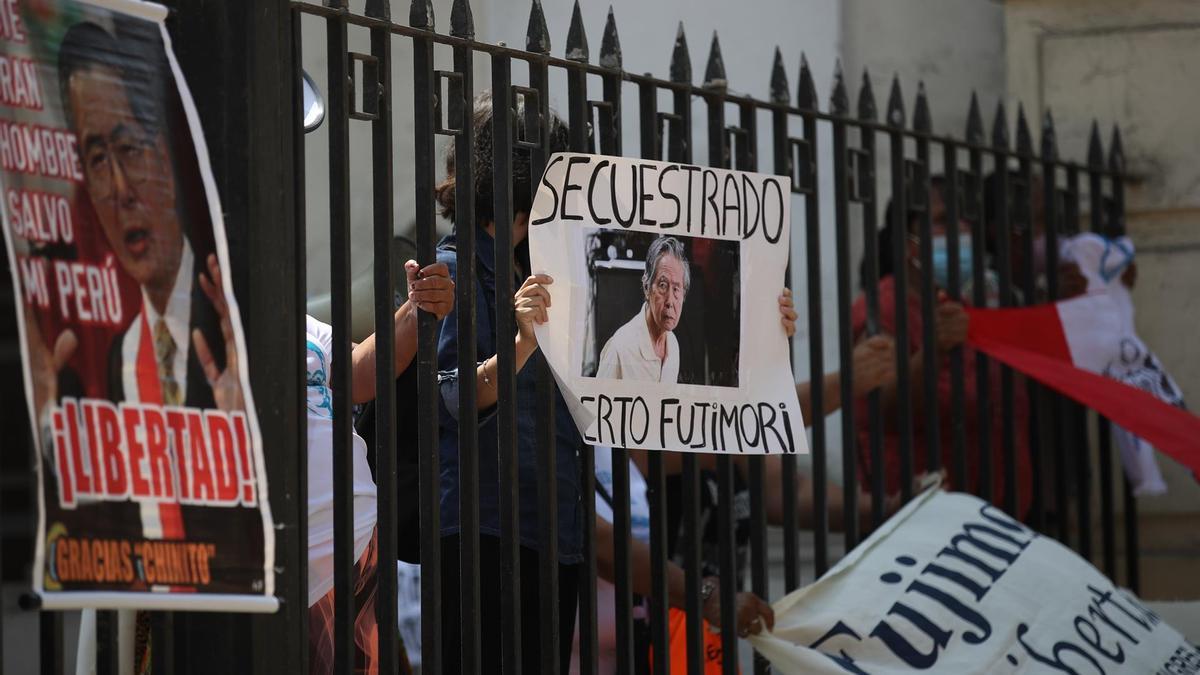 Simpatizantes del expresidente Alberto Fujimori se manifiestan frente al Tribunal Constitucional en Lima.