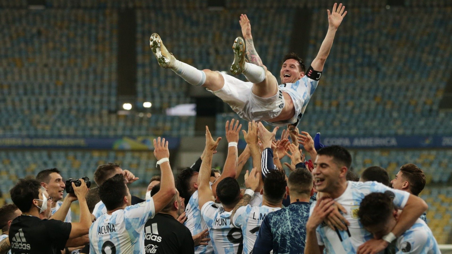 Messi, manteado por sus compañeros de la selección argentina, el pasado día 11, en Río de Janeiro, tras ganar la Copa América.