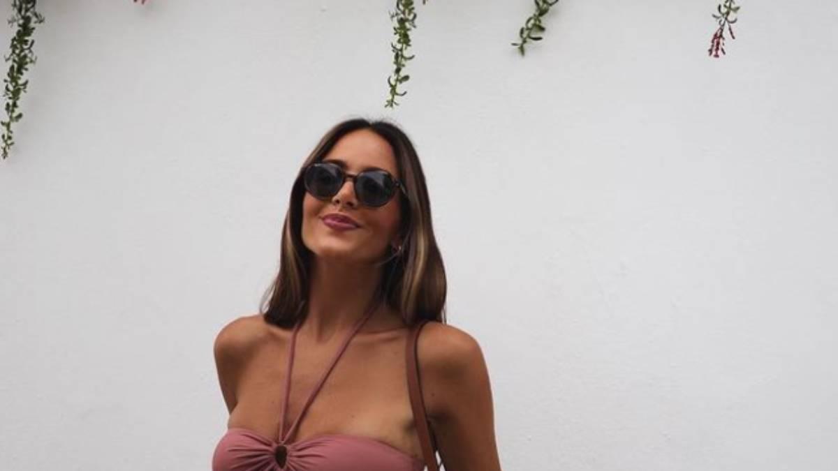 Rocío Osorno con bikini de Oysho y minifalda de Zara