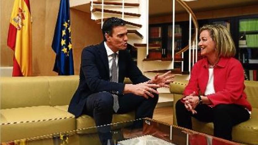 Sánchez va començar els contactes per formar govern amb la diputada de Coalición Canaria Ana Oramas.