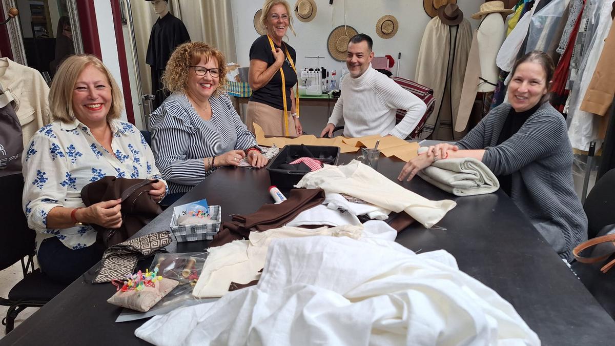 María Esther Brecio, María Santana, Begoña Mujica, Javier Macario y Sara Ruano, en el taller de costura de donde han salido los 42 trajes tradicionales de Gran Canaria.