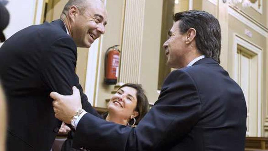 Efusivo abrazo de Soria y Zerolo en el Parlamento de Canarias.