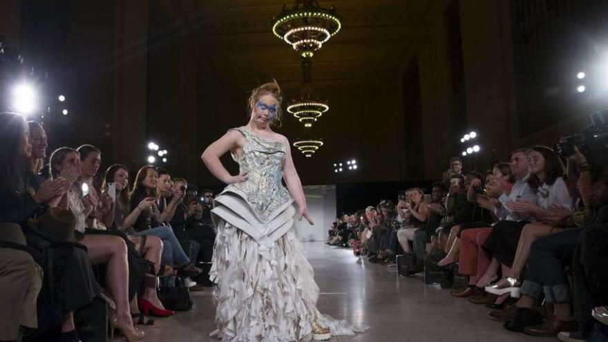 La modelo Madeline Stuart durante el desfile.