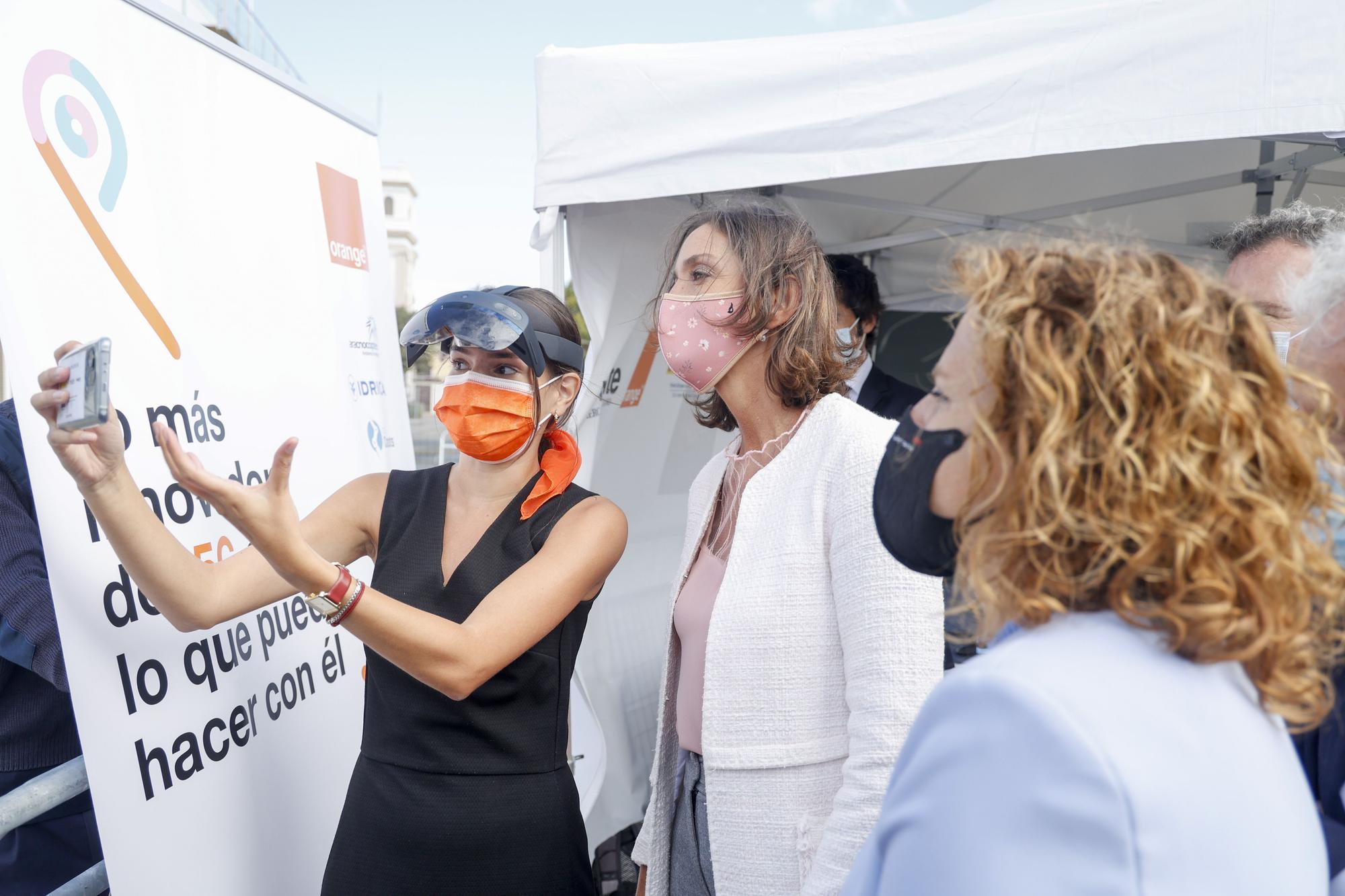 La ministra Reyes Maroto, visita la carpa de Orange y Levante-EMV, para experimentar el proyecto 5G y Turismo